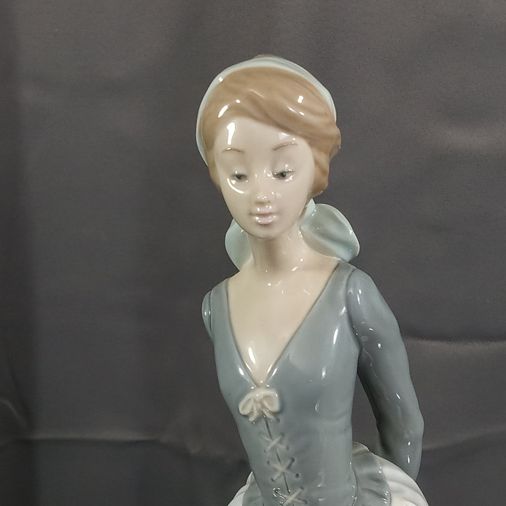 Lladro Sea Breeze Figurine - image 5 of 10