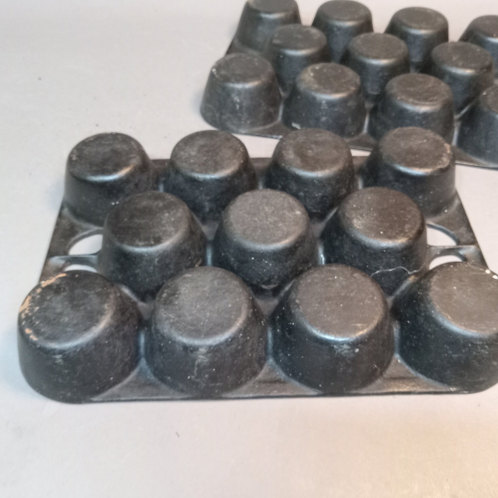 Vintage Cast Iron Cookware - image 9 of 10