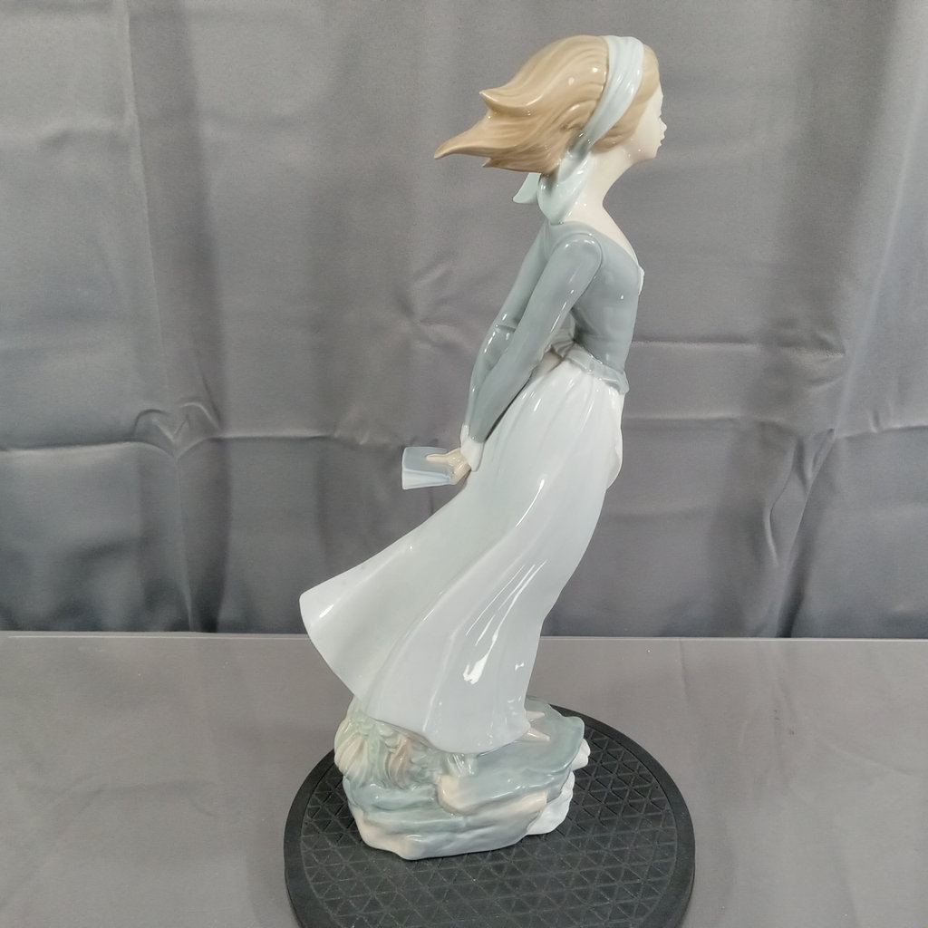 Lladro Sea Breeze Figurine - image 4 of 10