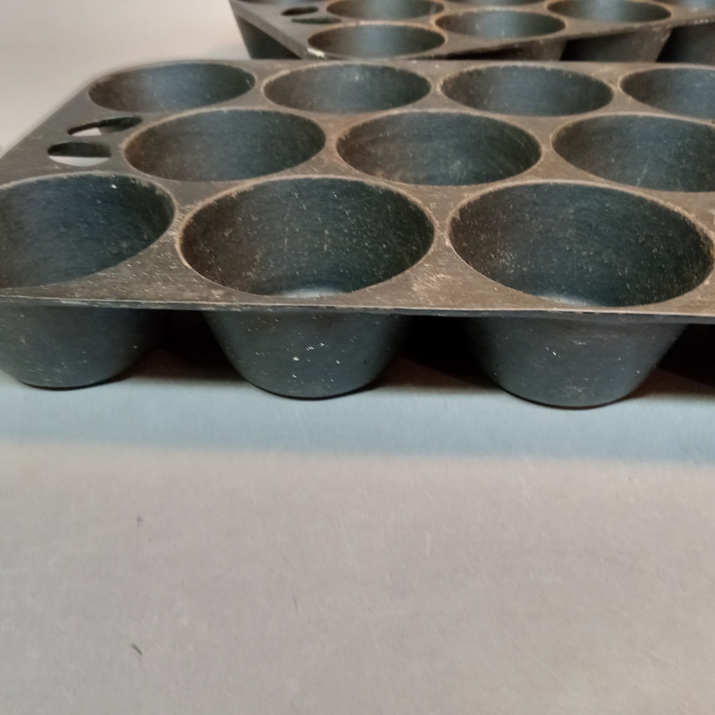 Vintage Cast Iron Cookware - image 7 of 10
