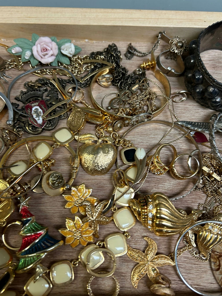Costume Jewelry & Medals - image 3 of 6