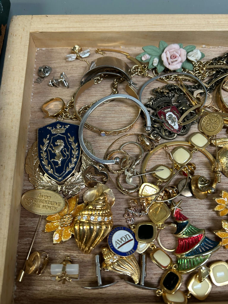 Costume Jewelry & Medals - image 2 of 6