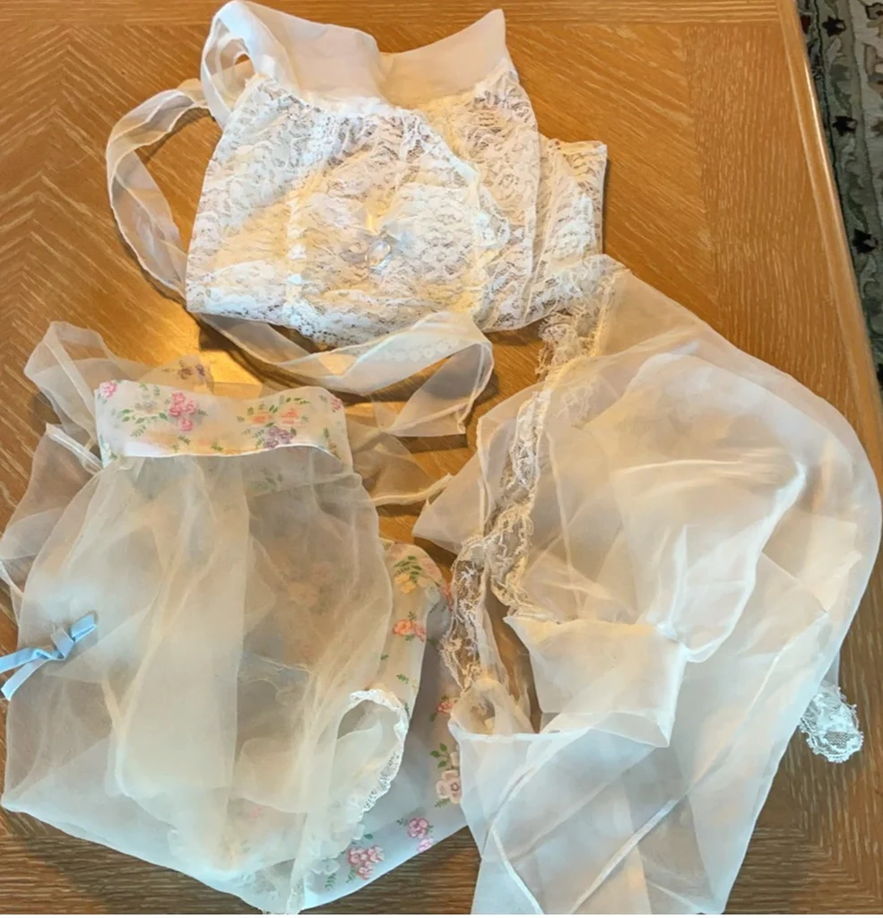 Assorted Vintage Embroidered and Decorative Linens - image 4 of 7
