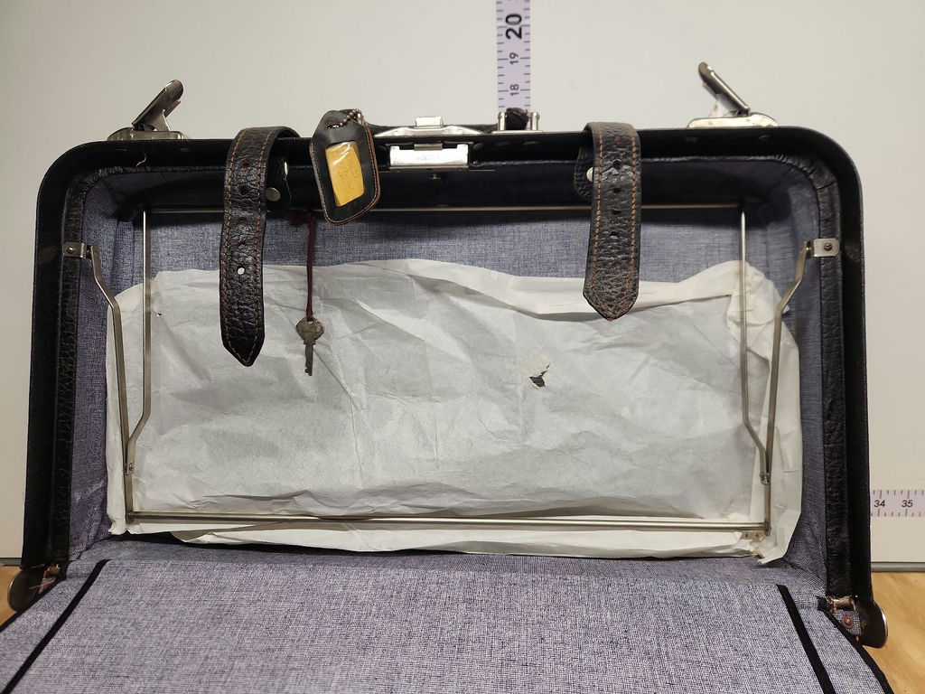 Vintage Christie Baggage Leather Suitcase - image 4 of 12