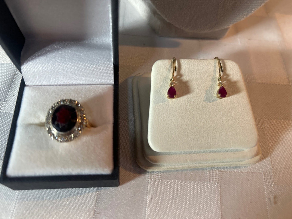 Gold ring, Ruby? Center, Ruby drops - image 5 of 5