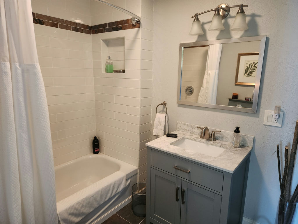 1 WEEK STAY EAGLE LAKE COTTAGE - VALUED AT $2000.00 - image 2 of 7