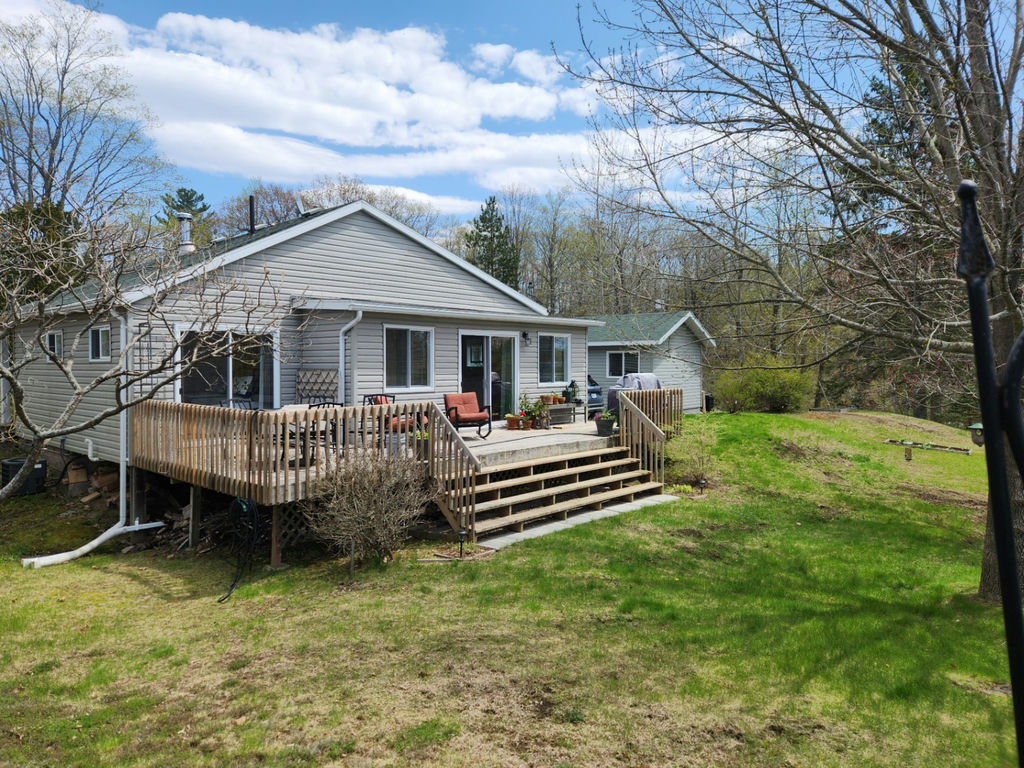 1 WEEK STAY EAGLE LAKE COTTAGE - VALUED AT $2000.00 - image 1 of 7