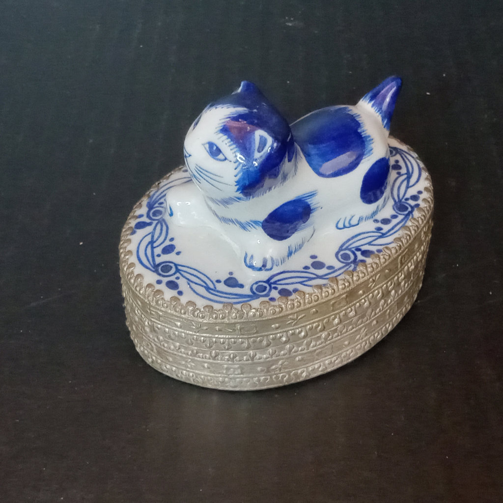 Vintage Blue & White Decor - image 16 of 18