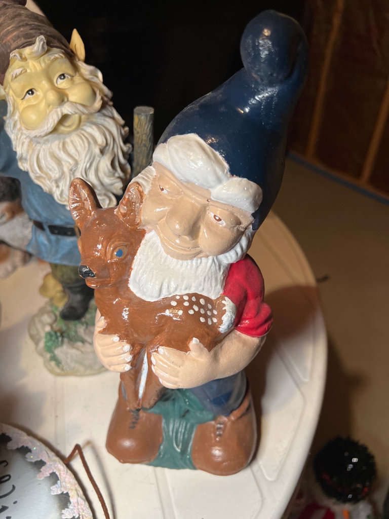 Welcome-themed decorative collection with gnomes and plaques - image 5 of 8
