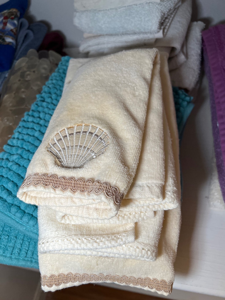 Assorted towels and washcloths - image 2 of 7