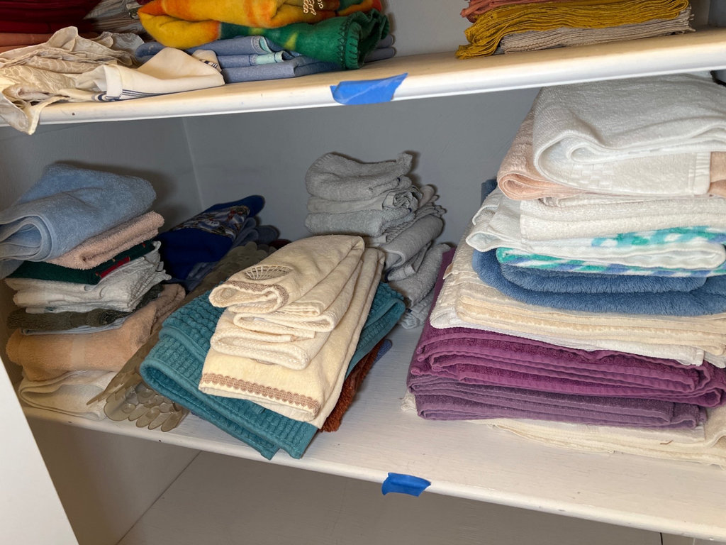 Assorted towels and washcloths - image 1 of 7
