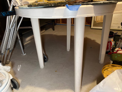 White round table with four legs - Image 1 of 4