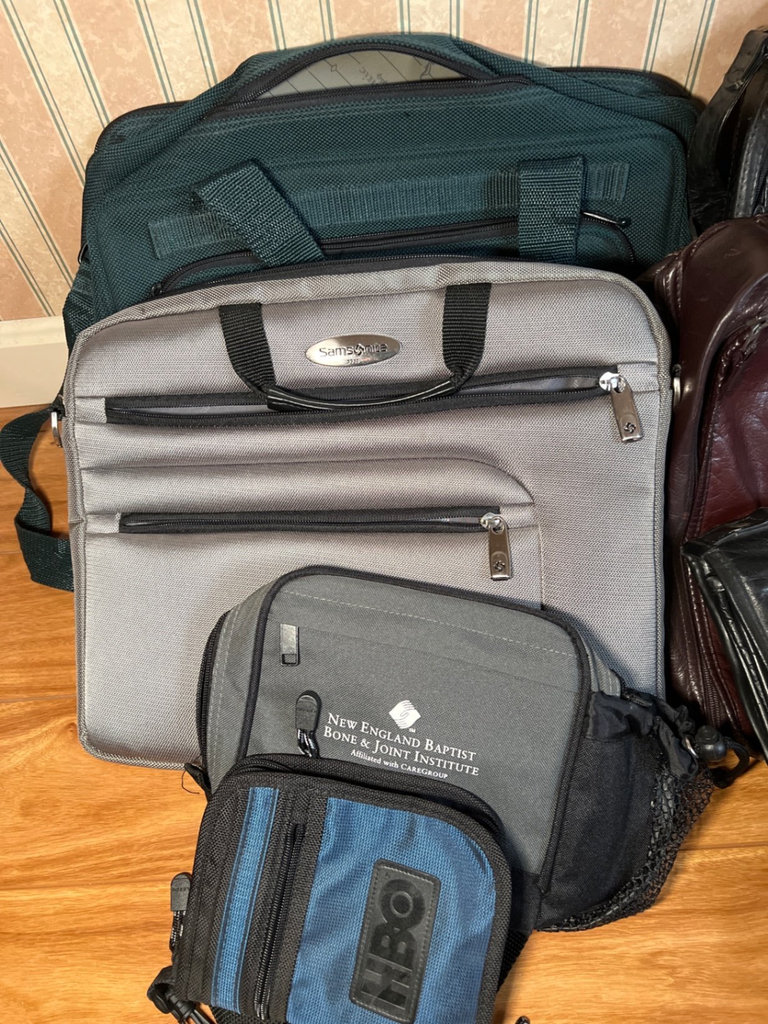 Assorted travel bags and organizers - image 2 of 7