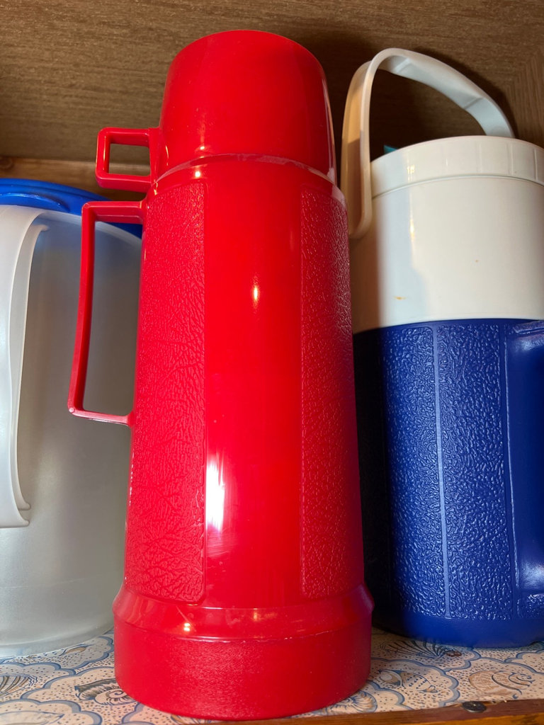 Assorted plastic kitchen containers and thermos - image 4 of 5
