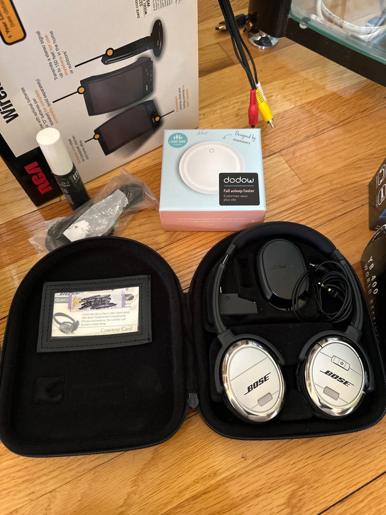 Bose headphones, Assorted audio equipment and radios - image 6 of 10
