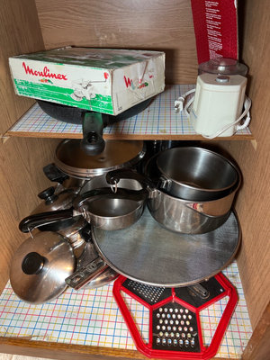 Assorted cookware and kitchen appliances - Image 1 of 8