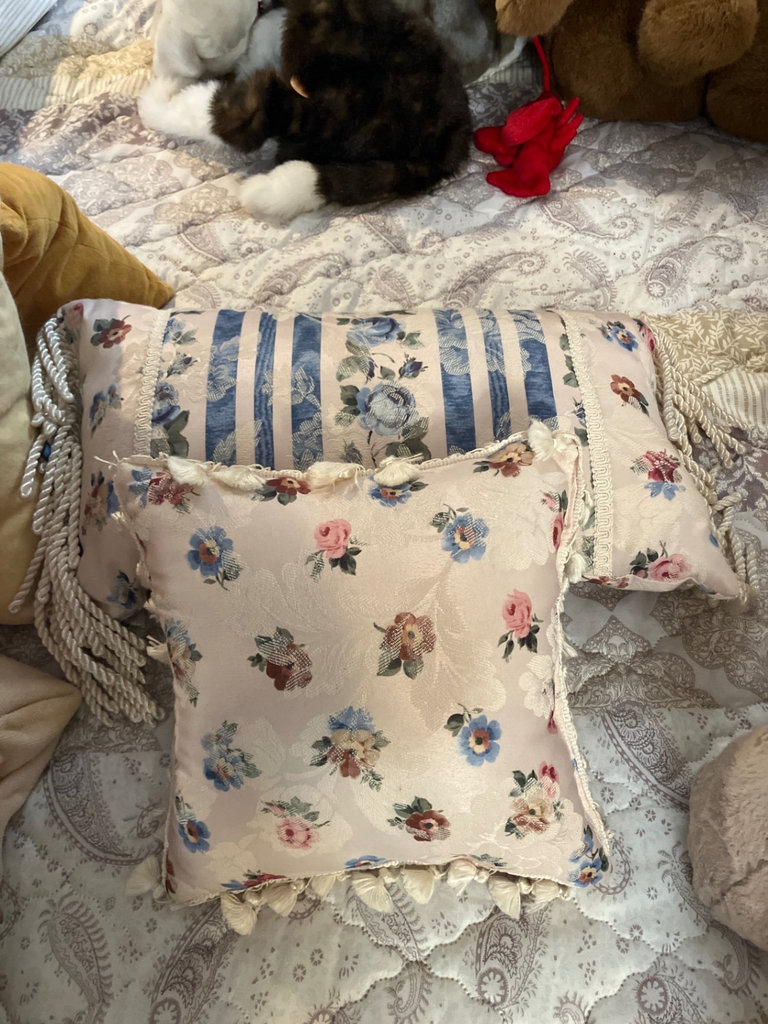 Assorted decorative cushions and plush toys - image 7 of 8