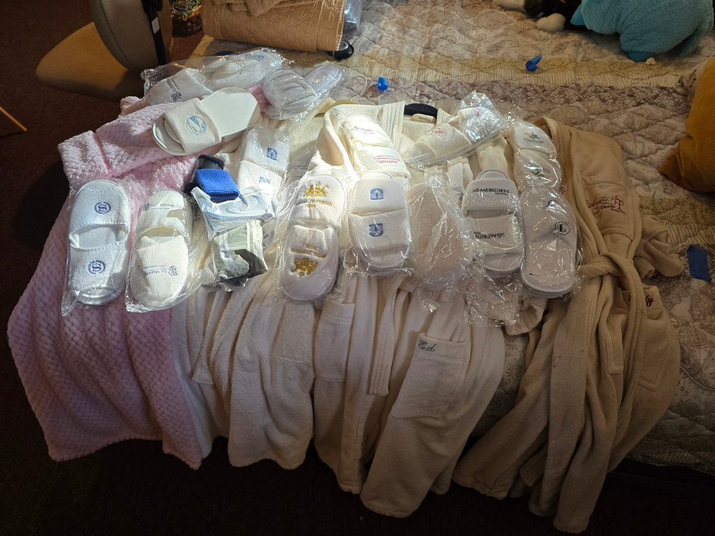 Assorted hotel bathrobes and slippers - image 15 of 15