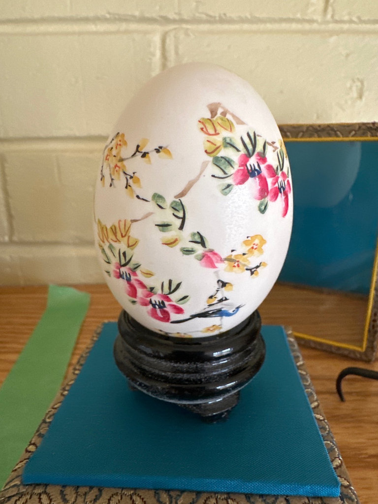 Asian metal figurines, ceramic urn, decorative eggs - image 9 of 9