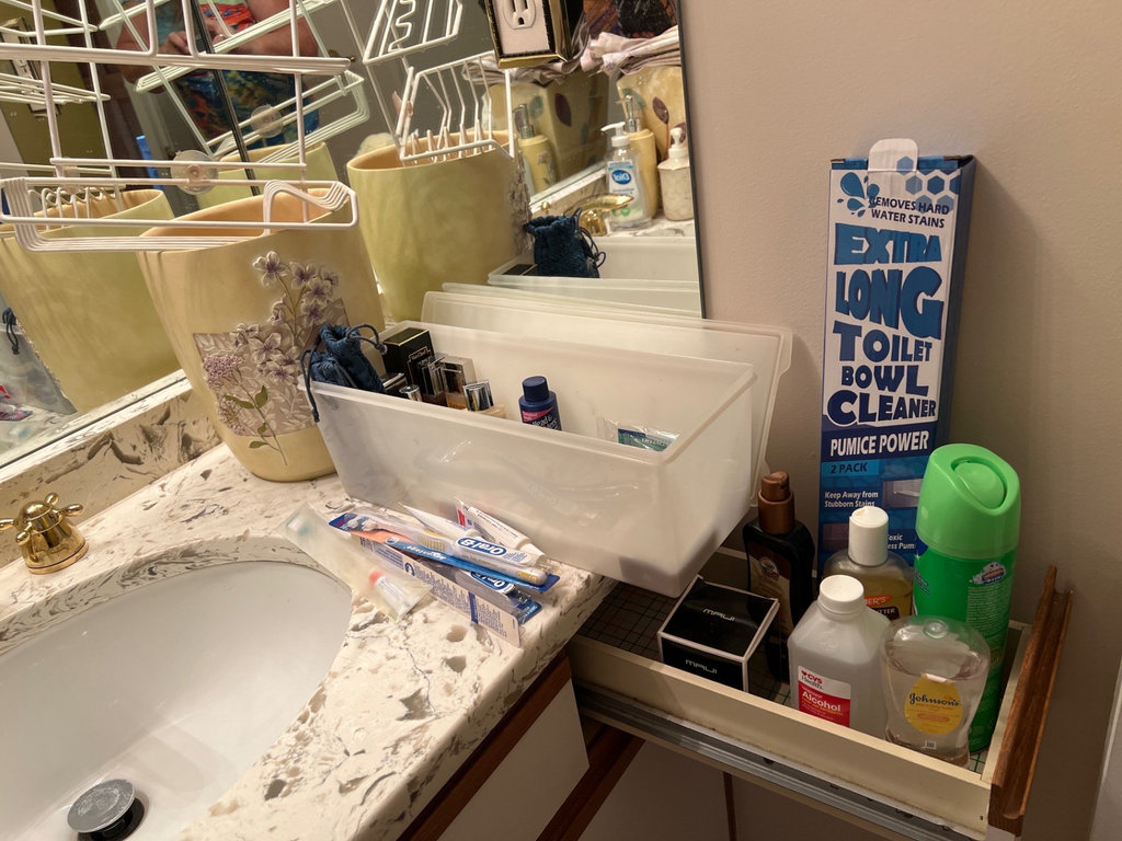 Assorted perfumes, toiletries, oral care items and cleaning products - image 5 of 11