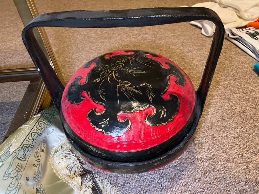 Asian-inspired decorative collection: fan, figurines, lacquerware and textiles - image 10 of 12