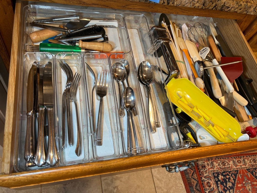 Assorted kitchen utensils and cutlery - image 1 of 5