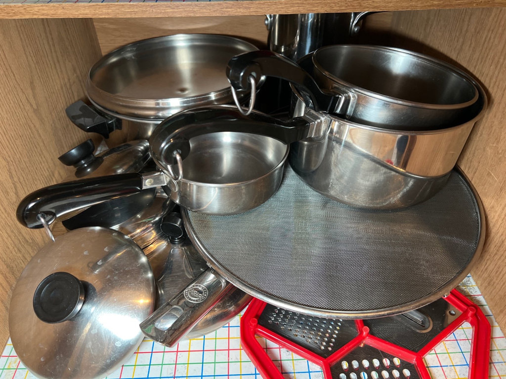 Assorted cookware and kitchen appliances - image 2 of 8