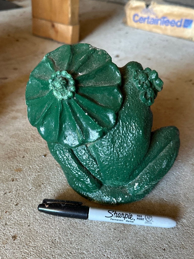 Green frog garden statue set - image 7 of 12