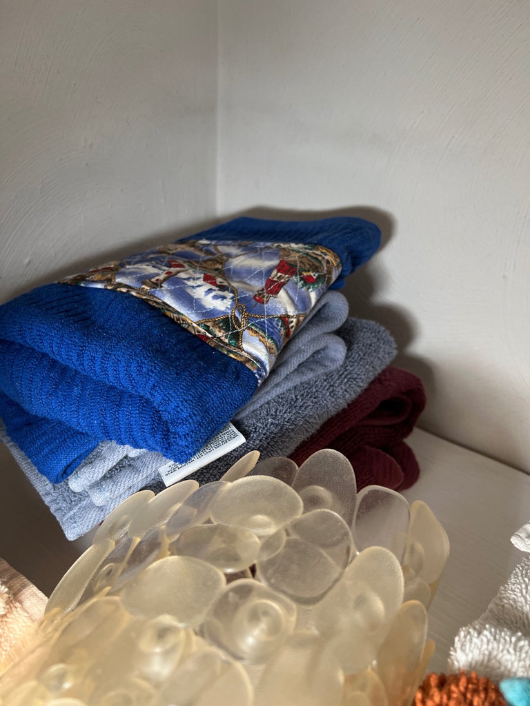 Assorted towels and washcloths - image 4 of 7