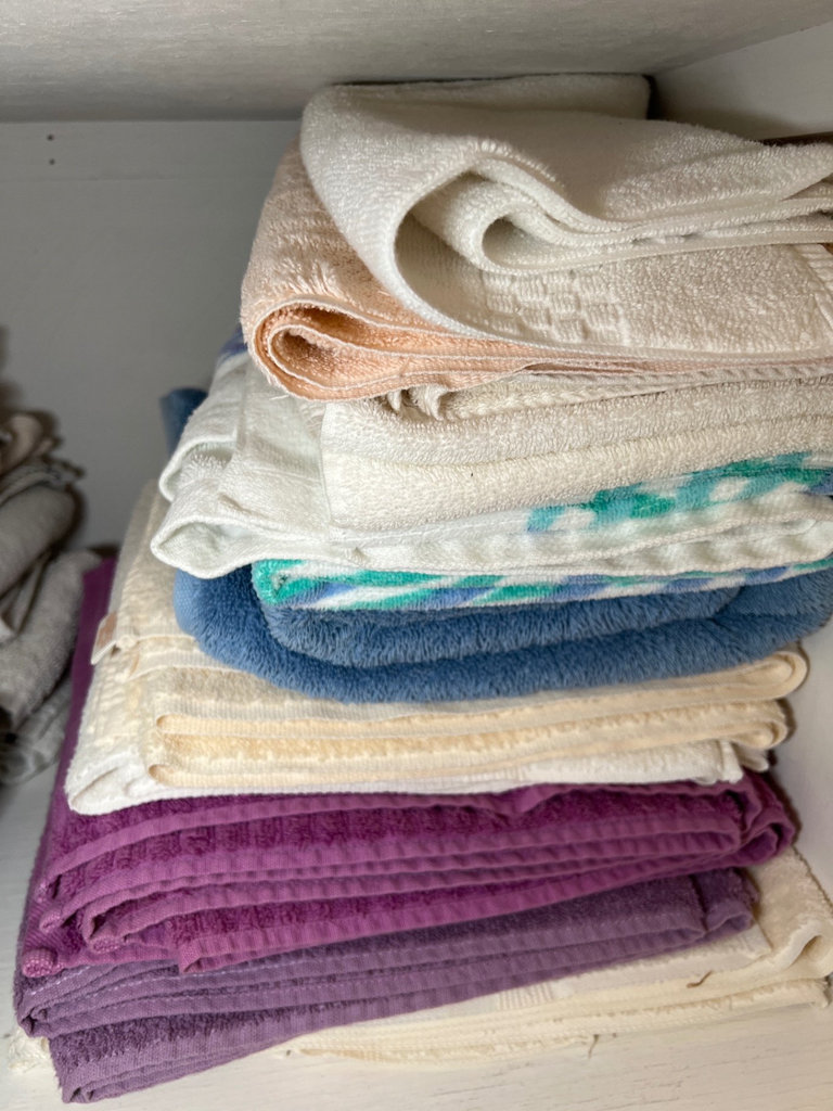 Assorted towels and washcloths - image 6 of 7