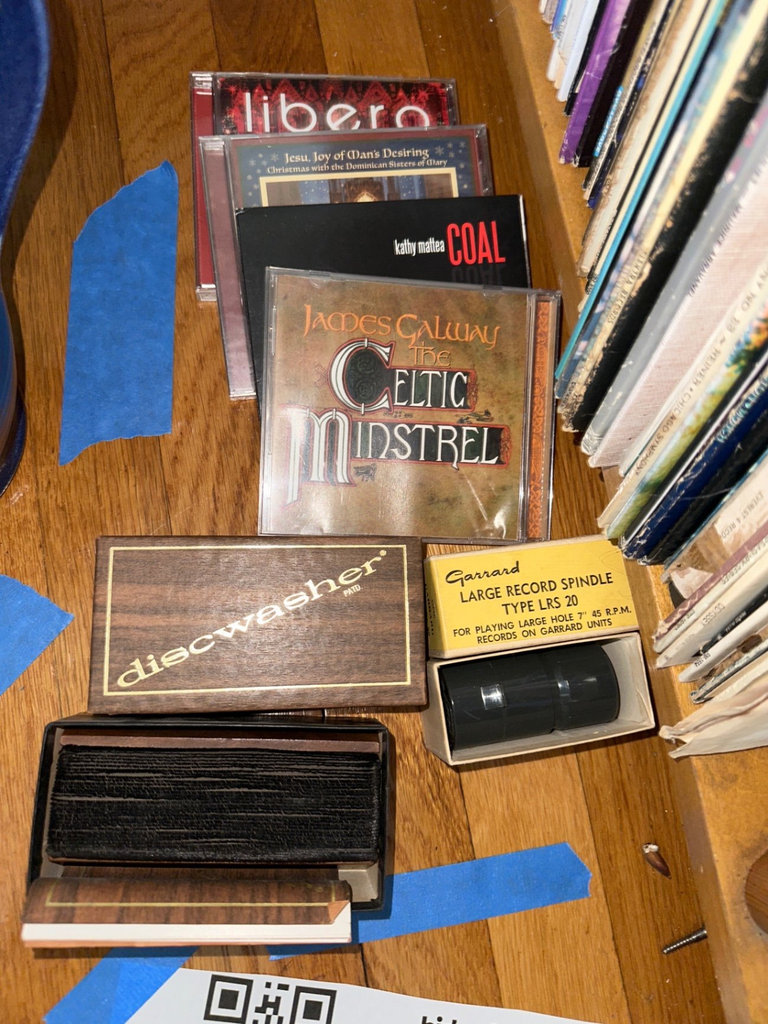 Vinyl record collection with accessories - image 5 of 5