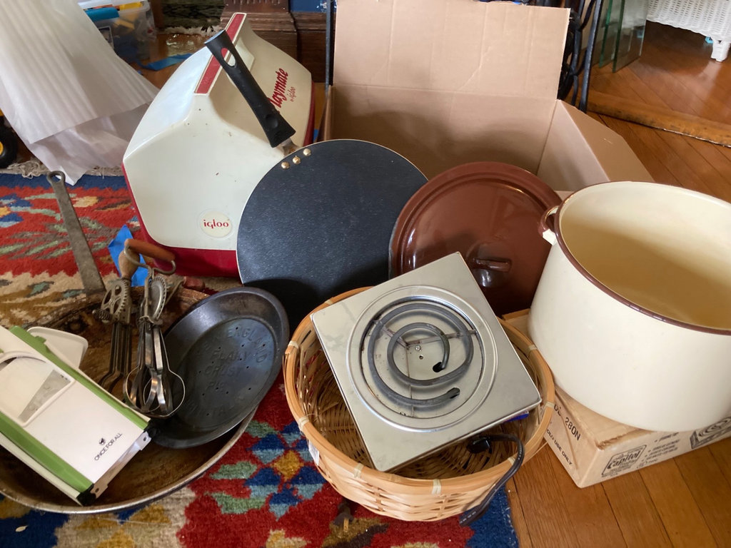 Vintage kitchen, other assorted items - image 1 of 8