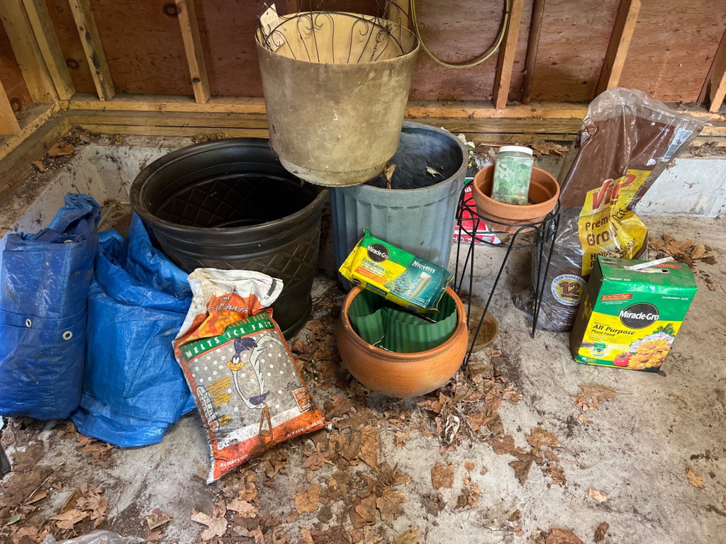 Garden supplies and containers - image 1 of 5