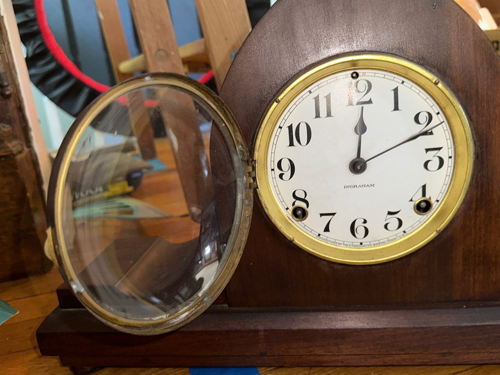 Vintage Ingraham wooden mantel clock with wind-up mechanism - image 6 of 6