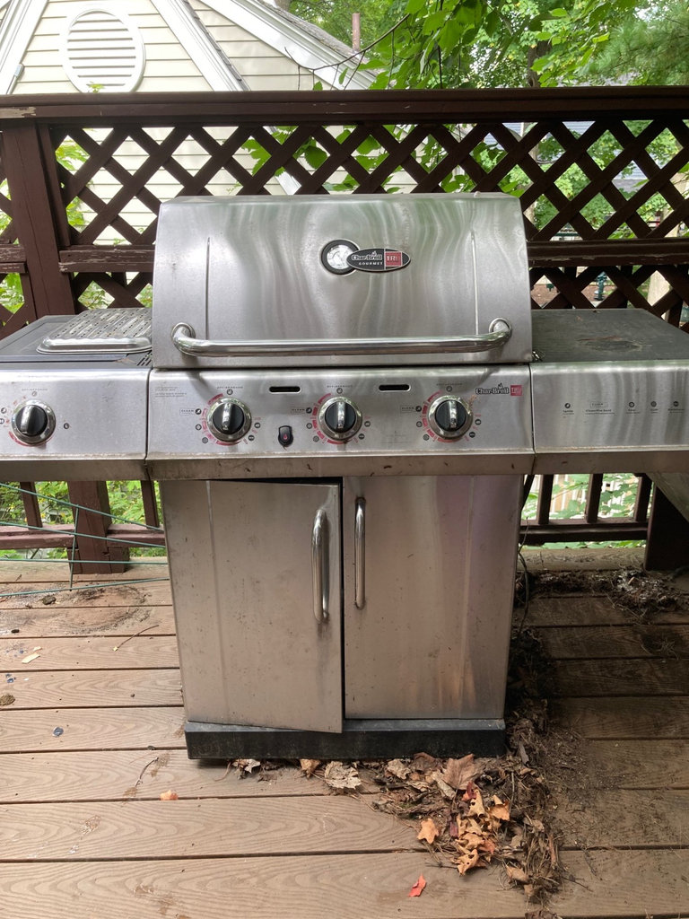 Gas grill NEEDS STARTER - image 1 of 5