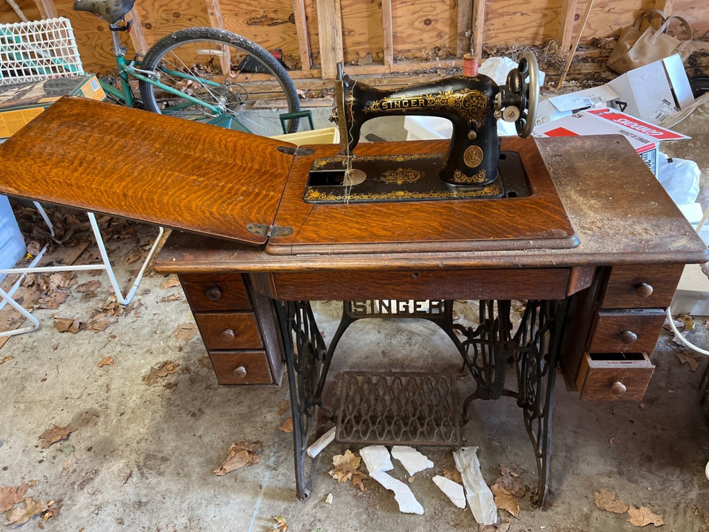 Antique Singer sewing machine in wooden cabinet - image 1 of 7