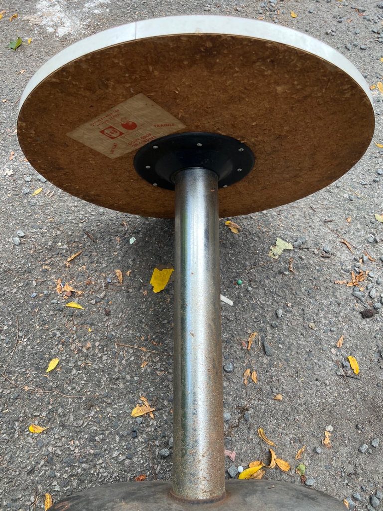 Round metal table on pedestal base - image 5 of 5