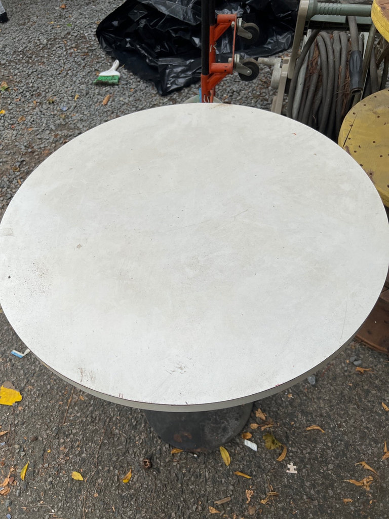 Round metal table on pedestal base - image 4 of 5