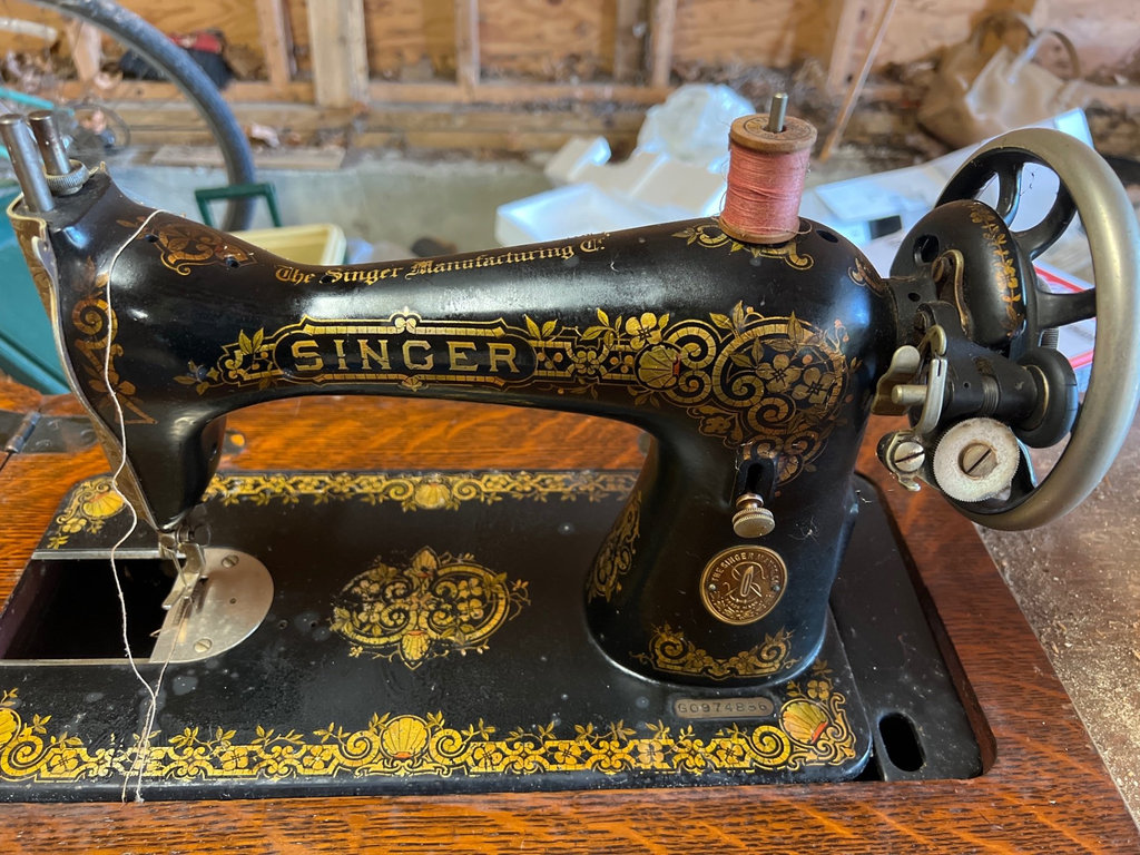 Antique Singer sewing machine in wooden cabinet - image 7 of 7