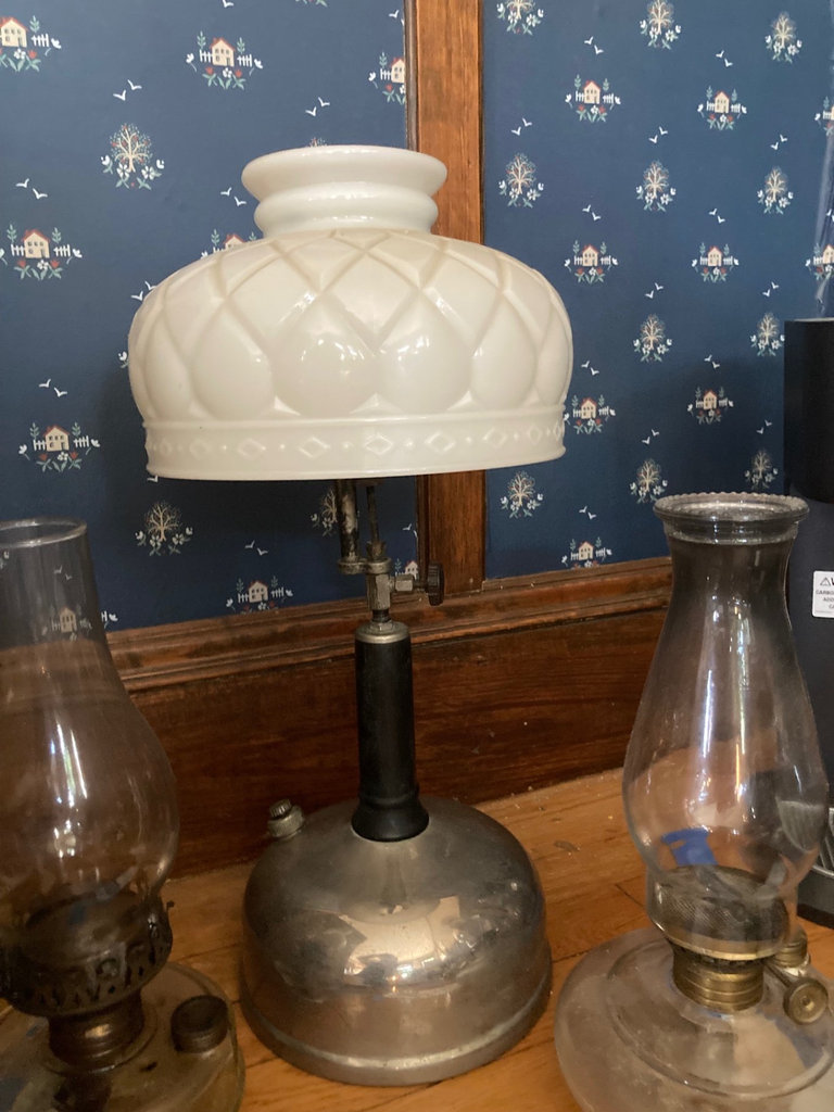 Three (3) vintage lamps - image 1 of 4