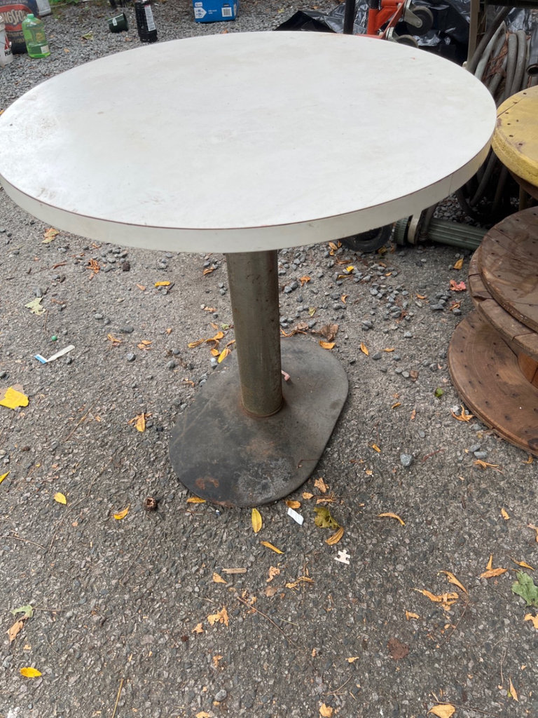 Round metal table on pedestal base - image 1 of 5