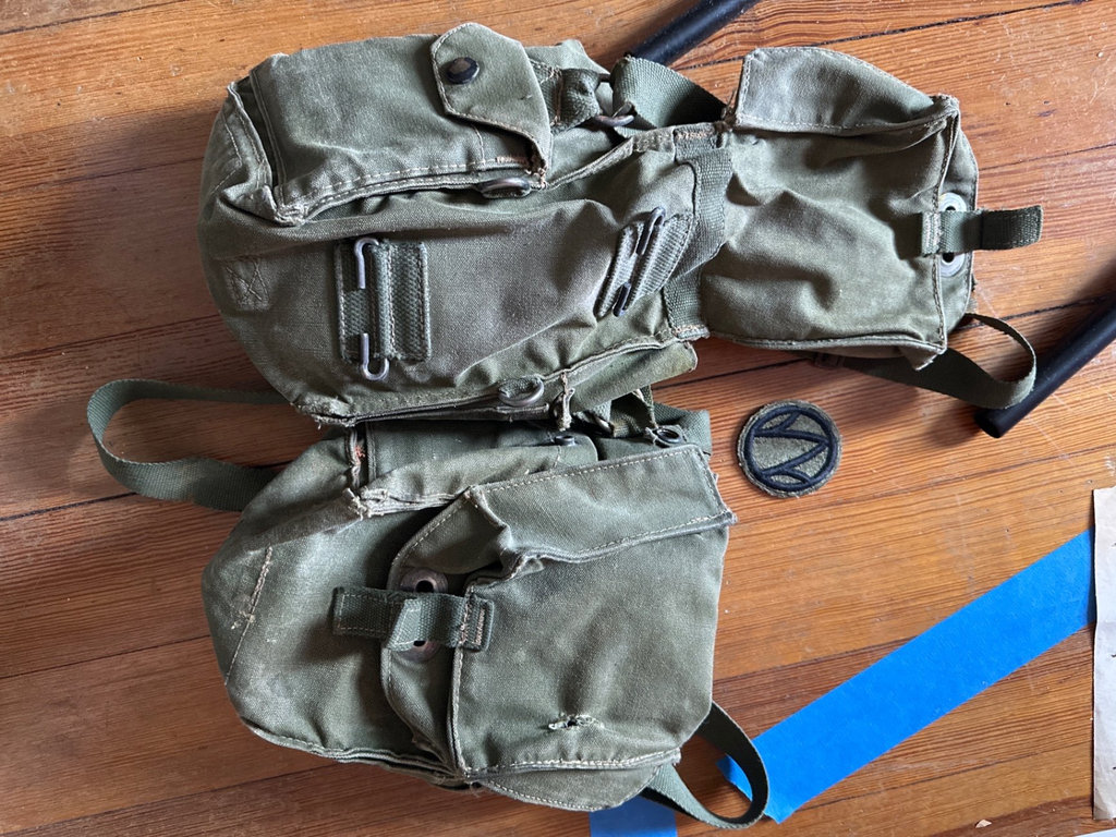 Vintage Military-style jacket with olive-green field bags - image 4 of 4