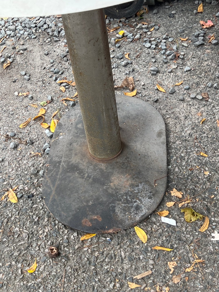 Round metal table on pedestal base - image 3 of 5