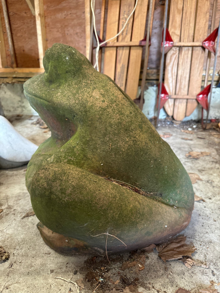 Frog-shaped garden statue with hollow body - image 2 of 5