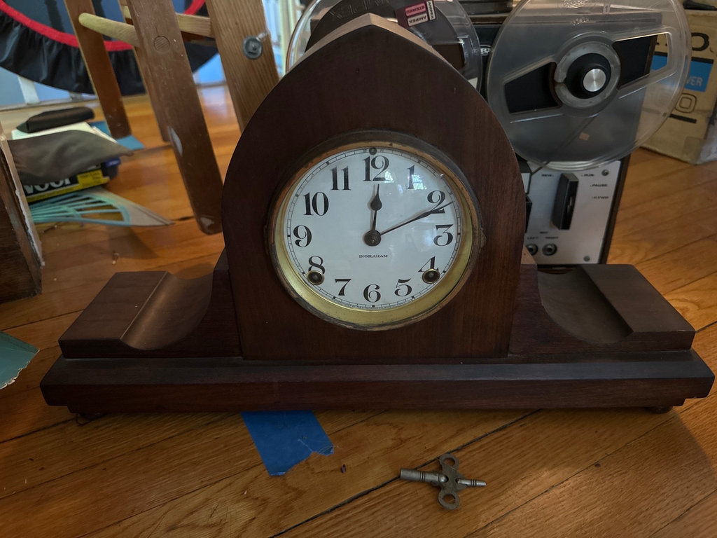 Vintage Ingraham wooden mantel clock with wind-up mechanism - image 4 of 6