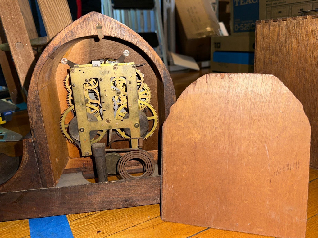 Vintage Ingraham wooden mantel clock with wind-up mechanism - image 3 of 6