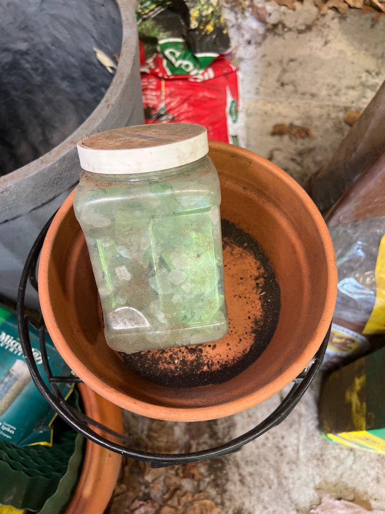 Garden supplies and containers - image 3 of 5