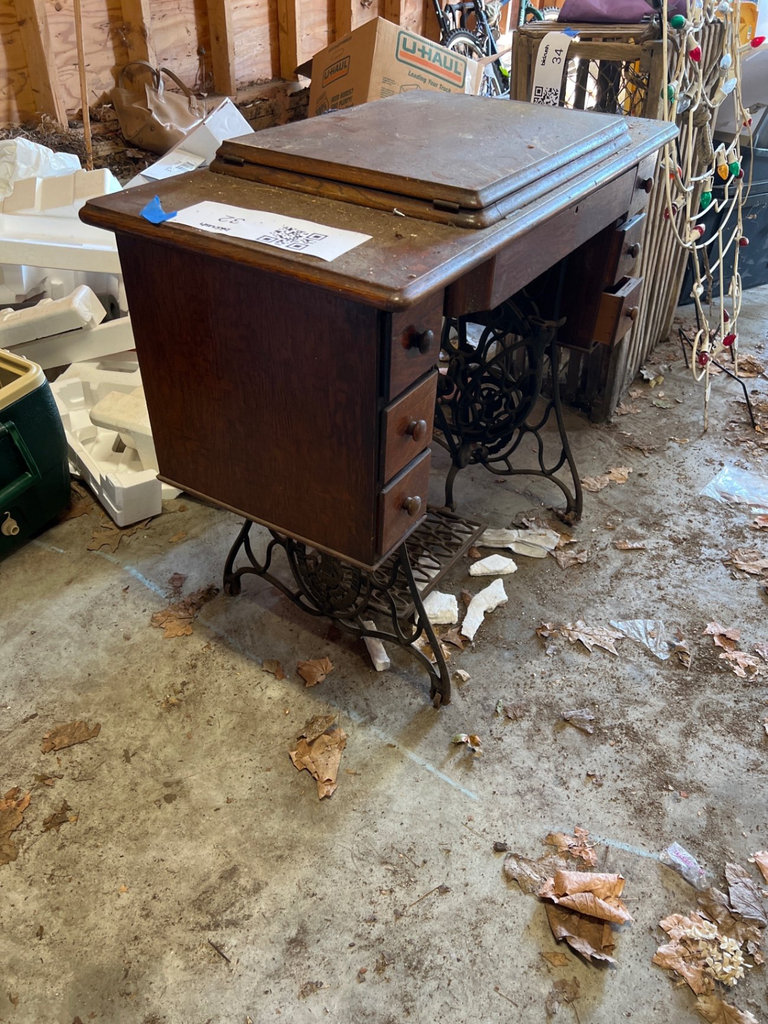 Antique Singer sewing machine in wooden cabinet - image 3 of 7