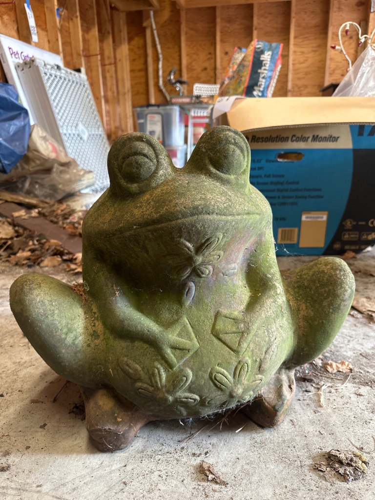Frog-shaped garden statue with hollow body - image 1 of 5