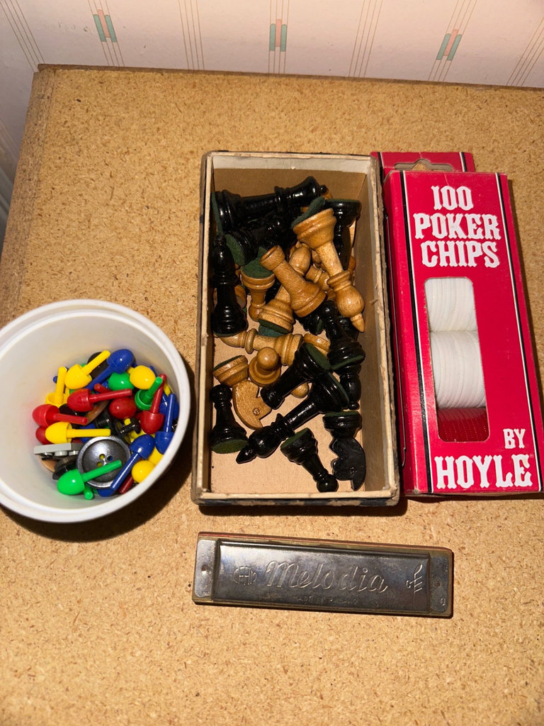 Vintage board games, puzzles, and game accessories - image 2 of 6